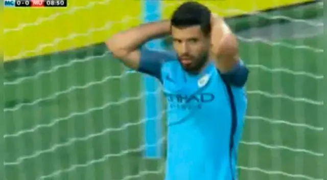 Sergio Aguero se lamenta del gol fallado ante el Manchester United.