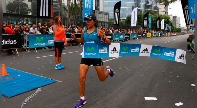 Inés Melchor cruza la meta del Maratón Lima 42K 2014.