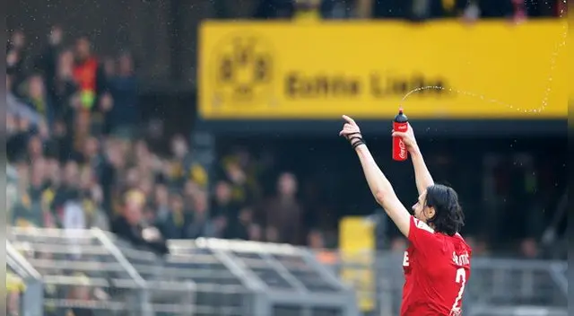 Neven Subotic recibe el homenaje de la hinchada del Borussia Dortmund. Neven Subotic recibe el homenaje de la hinchada del Borussia Dortmund.