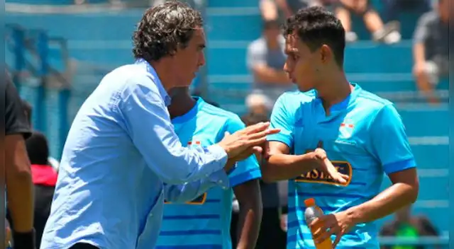 'Chemo' del Solar le da una indicación a Renzo Garcés durante un partido de Sporting Cristal.