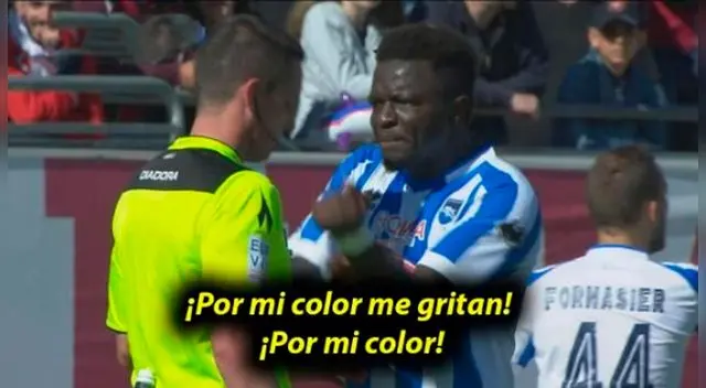 Sulley Muntari le reclama al árbitro del Cagliari-Pescara.