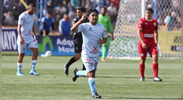 Robert Ardiles celebra su gol a Universitario. Robert Ardiles celebra su gol a Universitario.