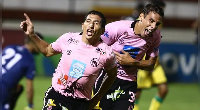 Fano y Tomasevich celebran un gol de Sport Boys.