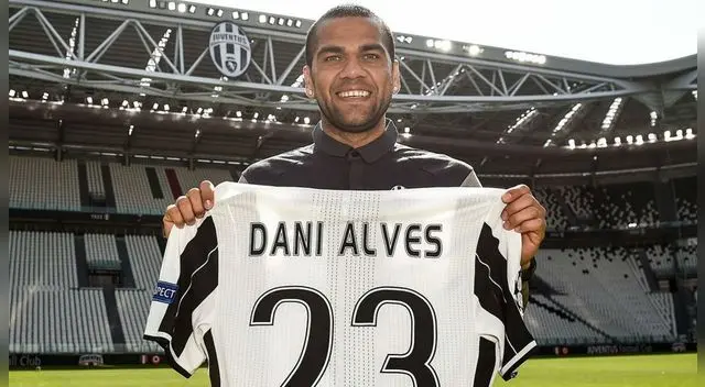 Dani Alves cerca de convertirse en el futbolista con más títulos en la historia