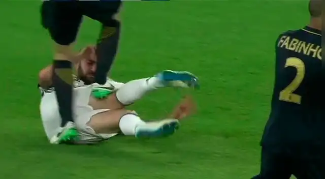 En el Juventus vs. Monaco, Gonzalo Higuaín recibió un pizotón criminal. En el Juventus vs. Monaco, Gonzalo Higuaín recibió un pizotón criminal.