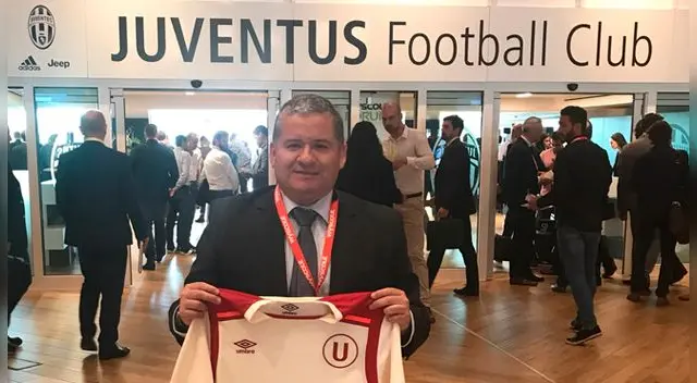 César Vento, gerente general de Universitario, se lució con la camiseta de Universitario en el Juventus Stadium César Vento, gerente general de Universitario, se lució con la camiseta de Universitario en el Juventus Stadium