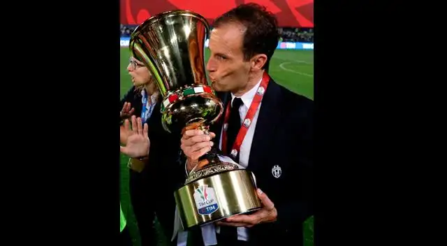 Massimiliano Allegri besando el trofeo de la Copa Italia.