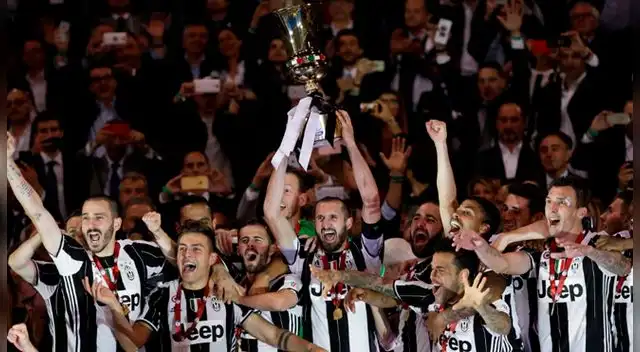 Giorgio Chiellini levantó la Copa Italia.