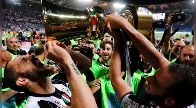 Gonzalo Higuaín dándole de tomar de la Copa obtenida a Leonardo Bonucci.