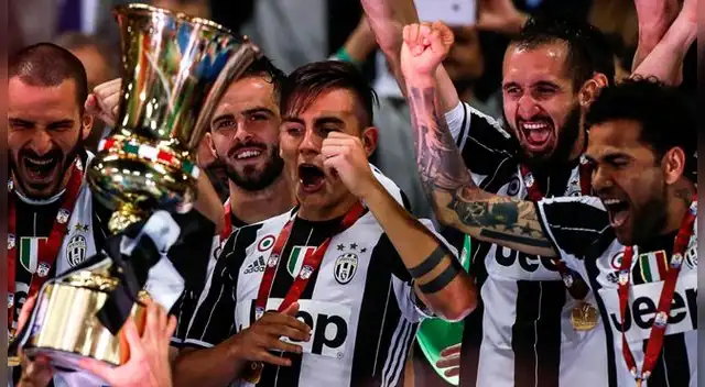 Bonucci, Pjanic, Dybala, Chiellini y Dani Alves celebrando antes de la entra del título de Juventus.