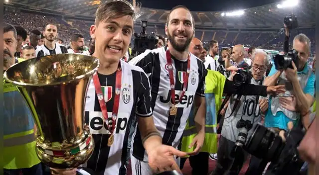 Paylo Dybala y Gonzalo Higuaín con el trofeo en sus manos.