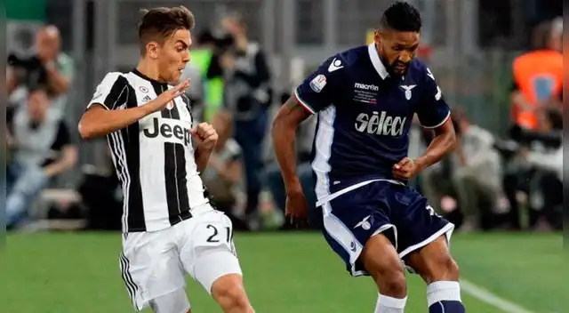 Paulo Dybala marcando a un jugador de la Lazio en el primer tiempo.