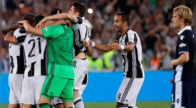 Jugadores de la Juventus celebrando tras el pitazo final del árbitro.
