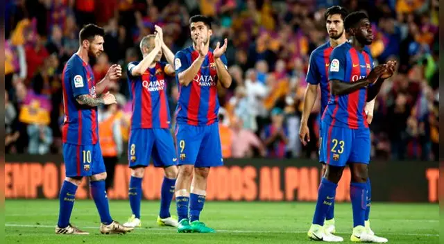 Los jugadores del Barcelona se quedaron en el campo del Campo Nou pese al subcampeonato. Foto: EFE Los jugadores del Barcelona se quedaron en el campo del Campo Nou pese al subcampeonato. Foto: EFE
