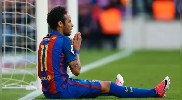 Neymar pidió un penal al árbitro. Foto EFE Neymar pidió un penal al árbitro. Foto EFE
