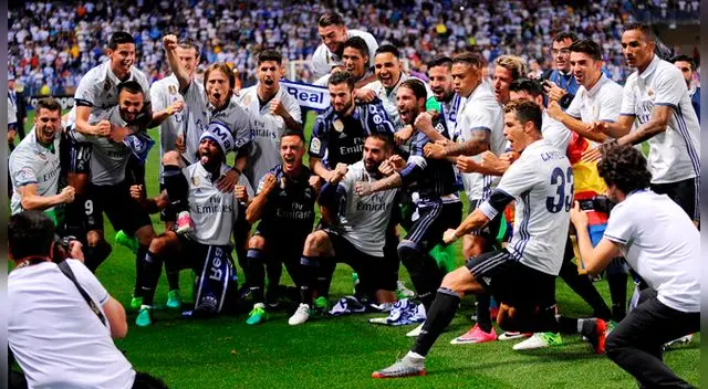 La plantilla del Real Madrid se tomó la respectiva foto de rigor con el trofeo. Fuente: AP La plantilla del Real Madrid se tomó la respectiva foto de rigor con el trofeo. Fuente: AP