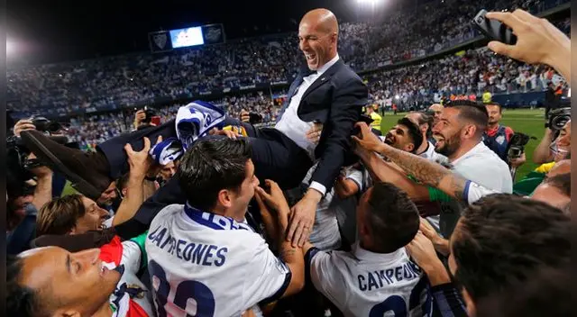 Jugadores del Real Madrid cargaron a su entrenador Zinedine Zidane. Fuente: EFE Jugadores del Real Madrid cargaron a su entrenador Zinedine Zidane. Fuente: EFE