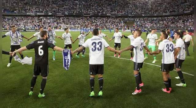 El plantel 'Merengue' hizo un círculo en medio del campo y celebró el campeonato. Fuente: EFE El plantel 'Merengue' hizo un círculo en medio del campo y celebró el campeonato. Fuente: EFE
