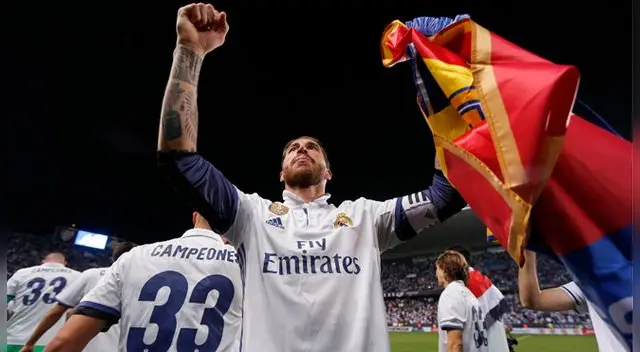 Sergio Ramos celebró con los hinchas 'Blancos' que asistieron al estadio. Fuente: EFE Sergio Ramos celebró con los hinchas 'Blancos' que asistieron al estadio. Fuente: EFE