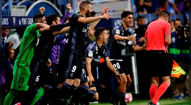 Los jugadores en el banquillo corrieron a celebrar cuando escucharon el pitazo final. Fuente: AP Los jugadores en el banquillo corrieron a celebrar cuando escucharon el pitazo final. Fuente: AP