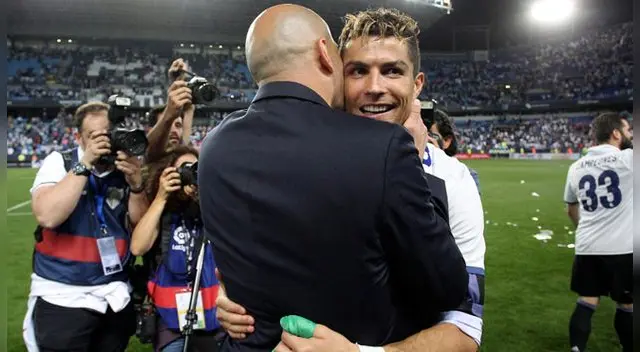Zinedine Zidane se abra y le da un beso a Cristiano Ronaldo. Fuente: EFE Zinedine Zidane se abra y le da un beso a Cristiano Ronaldo. Fuente: EFE
