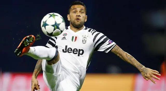 Dani Alves es el jugador con más títulos en la historia del fútbol