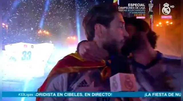 Isco sorpredió a Sergio Ramos con un beso.