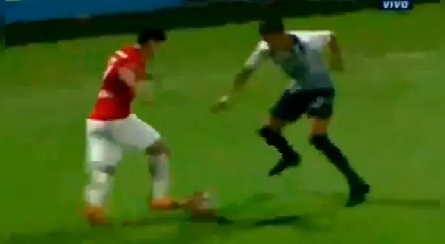 Martín Benítez supera con una huacha a Gonzalo Godoy.