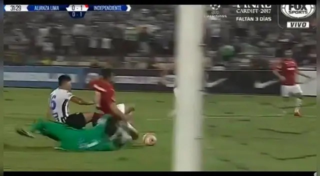 Hansell Riojas despeja el balón que terminará en los pies de Emiliano Rigoni.