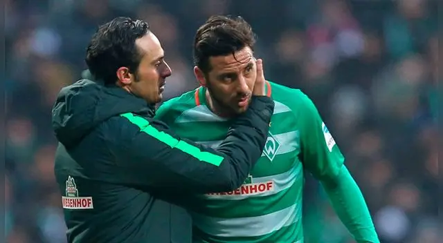 Claudio Pizarro recibe una indicación de su DT Alexander Nouri.