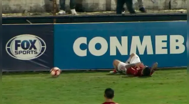 En el Alianza Lima vs. Independiente, un hinchas 'Blanquiazul' le tiró un botellazo a un jugador argentino.