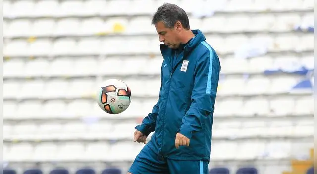 Pablo Bengoechea seguirá como técnico blanquiazul así pierda el clásico