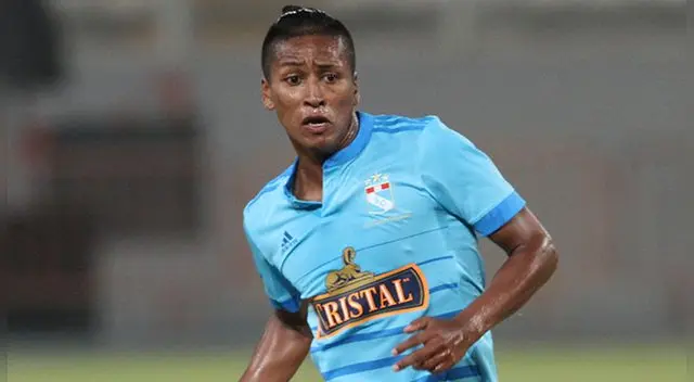Pedro Aquino durante un partido de Sporting Cristal en la Copa Libertadores.