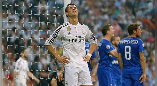 Cristiano Ronaldo se lamenta de la derrota ante la Juventus en la Champions League 2015. Cristiano Ronaldo se lamenta de la derrota ante la Juventus en la Champions League 2015.