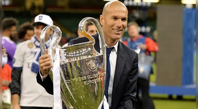 Zinedine Zidane con el trofeo de la Champions League. Zinedine Zidane con el trofeo de la Champions League.