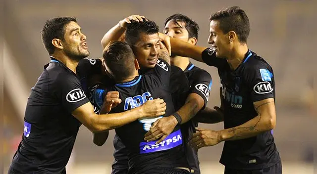 Rinaldo Cruzado celebra su gol a Universitario junto a sus compañeros.