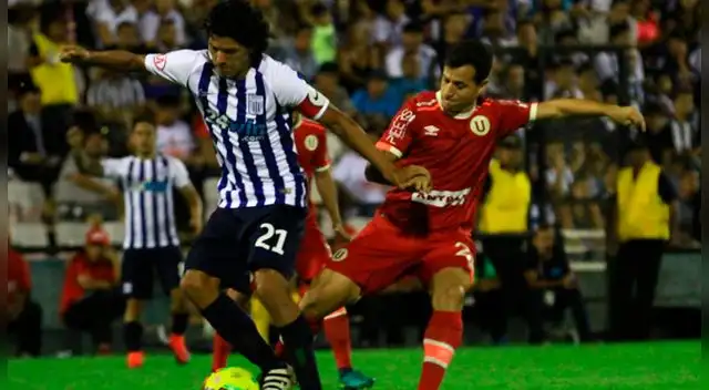 Diego Guastavino disputa un balón con Óscar Vílchez.