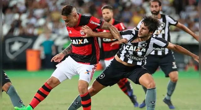Paolo Guerrero disputa un balón con un jugador del Botafogo.