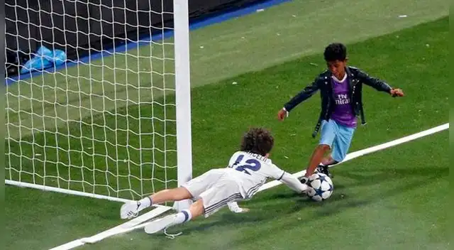 Cristiano Junior supera a un niño en el césped del Santiago Bernabéu, Cristiano Junior supera a un niño en el césped del Santiago Bernabéu,