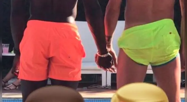 Keita Baldé y Patric, agarrados de la mano al lado de una piscina. Keita Baldé y Patric, agarrados de la mano al lado de una piscina.
