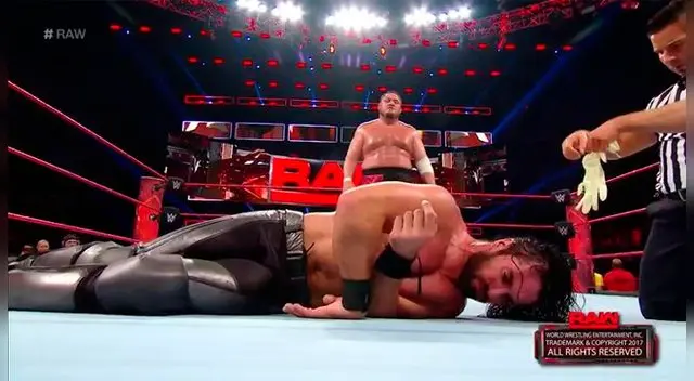 En WWE Raw, Samoa Joe masacró a Seth Rollins.