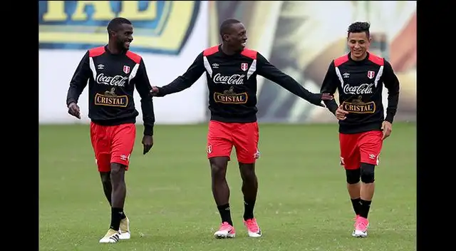 Christian Ramos, Luis Advíncula y Yoshimar Yotún trotan alrededor del campo en la Videna.