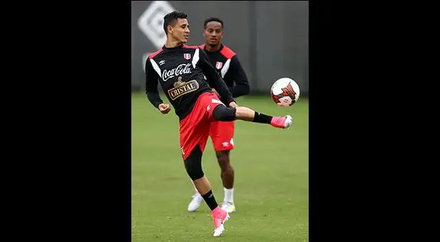 Yoshimar Yotún controla un balón ante la mirada de André Carrillo.