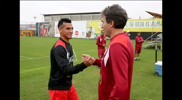 Miguel Trauco se saluda con Néstor Bonillo.