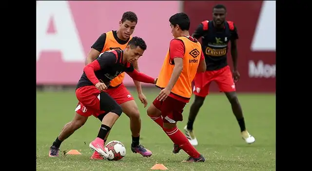 Yoshimar Yotún intenta superar a Alexander Succar y al juvenil Jairo Concha.