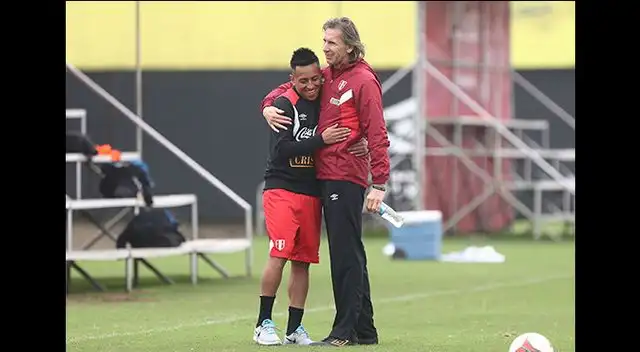 Ricardo Gareca se saluda efusivamente con Christian Cueva.