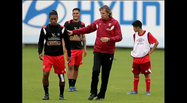 Ricardo Gareca le da una indicación a Pedro Aquino.