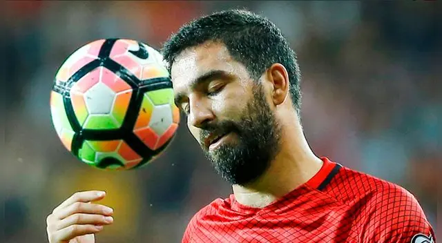 Barcelona: Arda Turan agrede a periodista en pleno vuelo, lo expulsan de su Selección y renuncia a Turquía