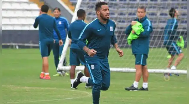 Jefferson Farfán entrenó con Alianza Lima y más de un hincha se ilusionó con su regreso Jefferson Farfán entrenó con Alianza Lima y más de un hincha se ilusionó con su regreso