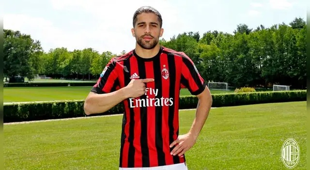 Ricardo Rodríguez posa con la camiseta del AC Milan. Ricardo Rodríguez posa con la camiseta del AC Milan.